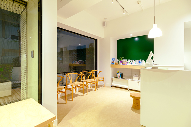 もりもり歯科 調布市 待合室には子どもも楽しめるように、カプセルトイを用意