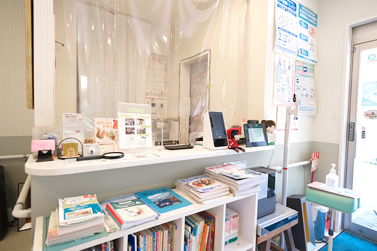 後藤医院 杉並区 受付ではスタッフが笑顔で迎えてくれる