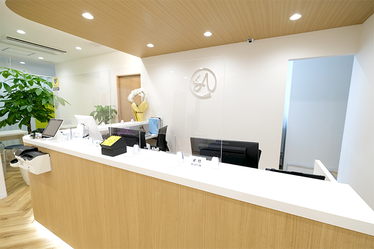 江東ありま胃腸肛門内視鏡クリニック　門前仲町院 江東区 スタッフが笑顔で出迎える