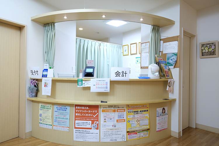 常徳医院 さいたま市南区 受付では笑顔とスピード感のあるスタッフが対応