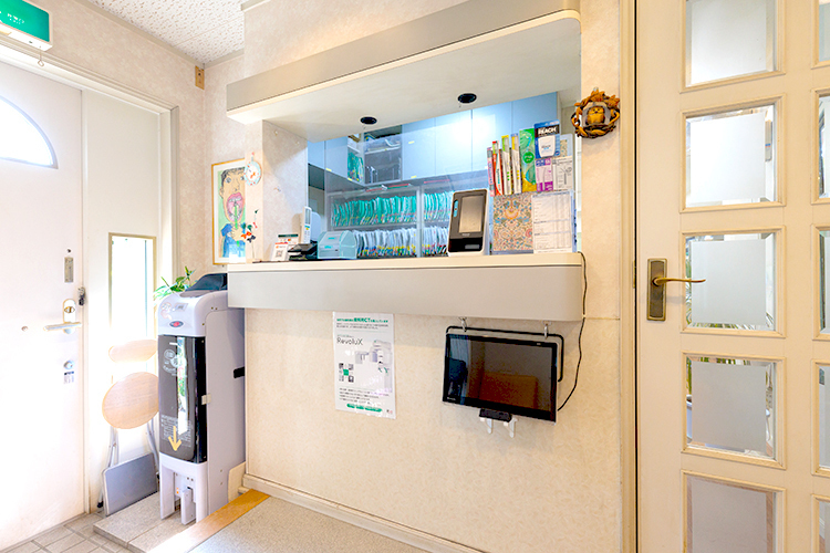とみさわ歯科医院 調布市 受付ではベテランスタッフが笑顔で出迎える