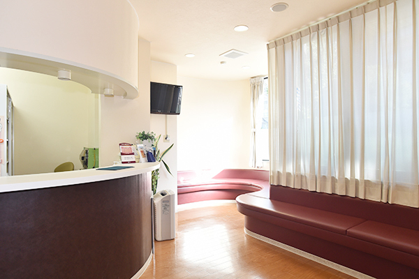 蓮池内科診療所 神戸市兵庫区 待合スペースには、外からの明るい光が差し込む
