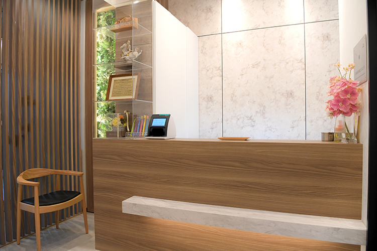 西原デンタルオフィス 中野区 木目を基調とした温かみのある院内