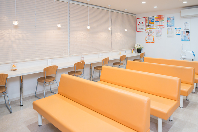 ふくだ泌尿器科内科クリニック 宇都宮市 オレンジ色を基調とした明るい待合室