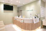 新江古田いわた眼科 中野区 受付スタッフが笑顔で優しく迎える