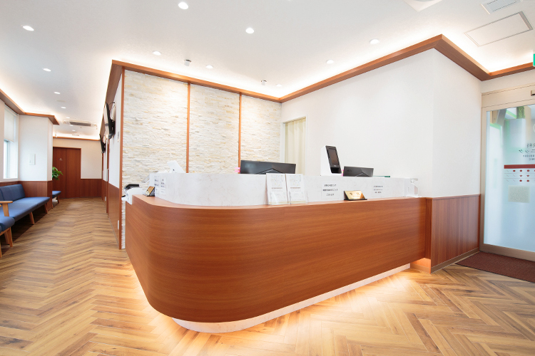 耳鼻咽喉科吉田クリニック 西宮市 落ち着いた雰囲気の院内。スタッフが温かく迎える