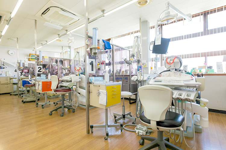 スギヤマ歯科 春日井市 窓から光を取り込み、明るい診察ルーム