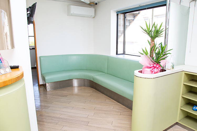 純誠会歯科医院 三郷市 広々とした待合室でゆったり過ごせる