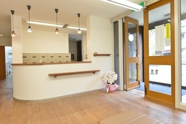 医療法人社団フレシェア 若宮診療所 中野区 院内は非常に清潔感があり、木のぬくもりを感じさせる