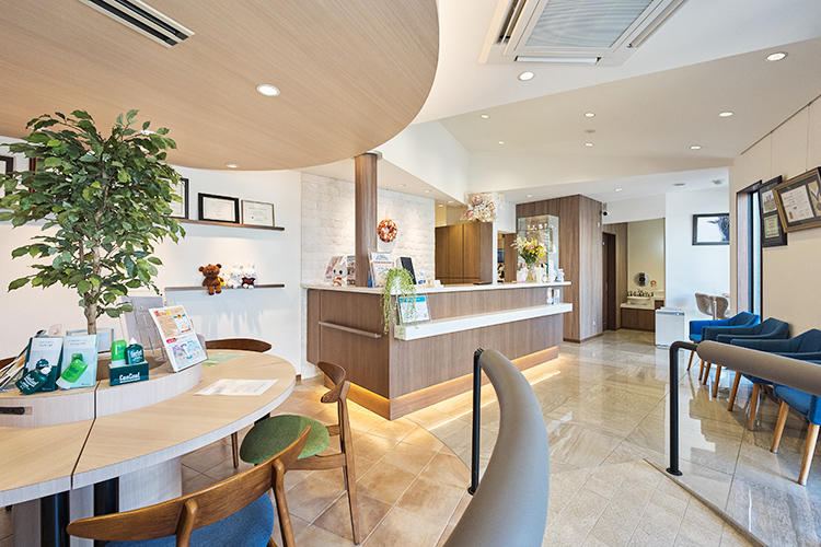 ブライトデンタルクリニック 所沢市 木目と白で統一された、明るく開放的な待合スペース