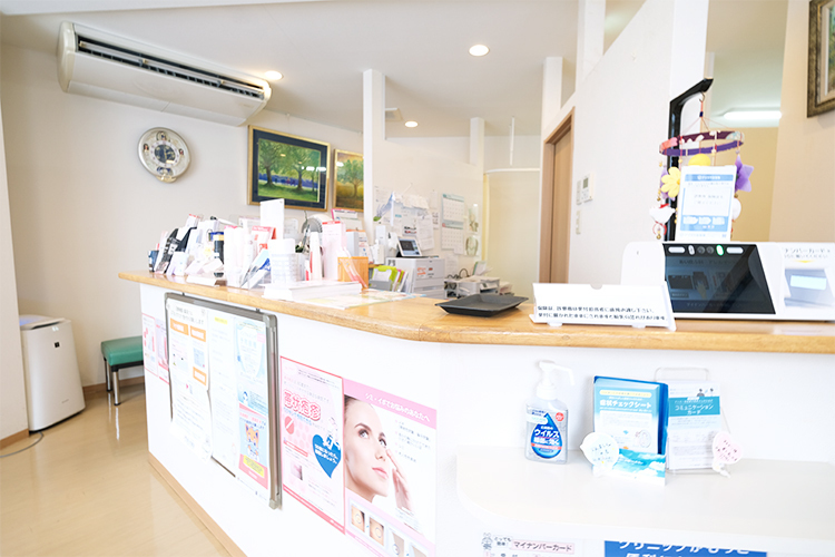 あい皮ふ科アレルギー科 横浜市金沢区 明るい光が差し込む受付
