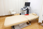 翼医院 高松市 超音波検査専用の個室。電動ベッド導入で楽に検査を受けられる