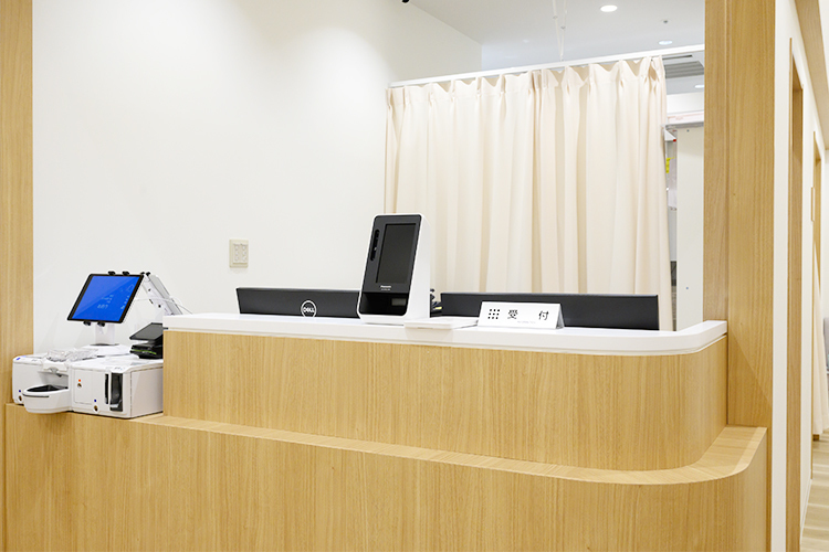 キュアステーション イオン葛西クリニック 江戸川区 自動精算機を導入し、スムーズな受診に力を入れる