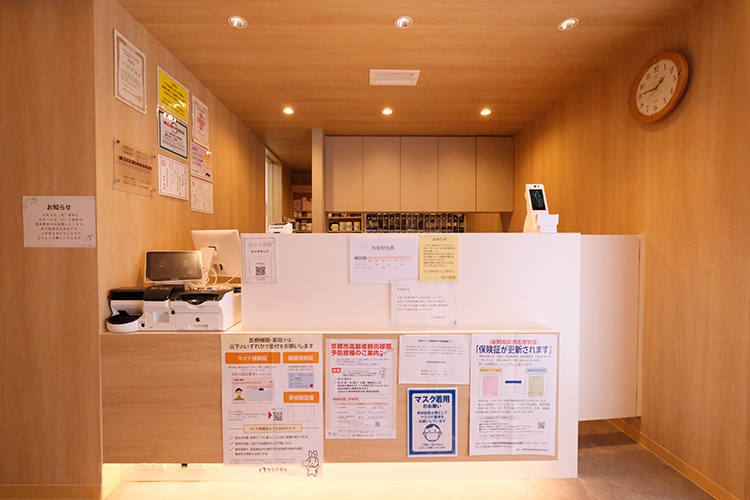 早川医院 京都市中京区 院内は木のぬくもりを感じるような落ち着いた雰囲気