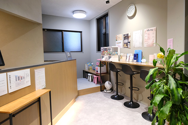 鶴瀬ヒロデンタルクリニック 富士見市 カフェのような待合室で充電スペースも設置