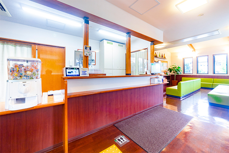 ひがみ耳鼻いんこう科・いびき睡眠クリニック 西伯郡日吉津村 感染症対策のために設置した受付のアクリル板は院長の手作り