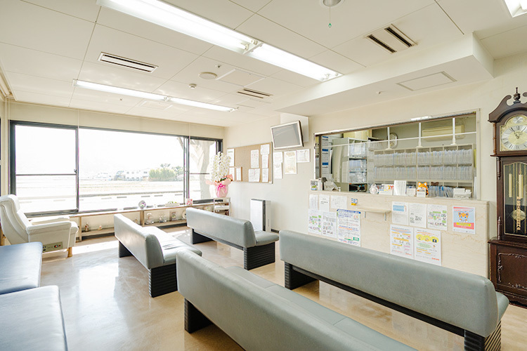 西本整形外科　 東温市 落ち着いた空間の待合室