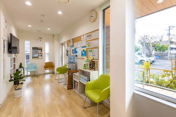 医療法人社団　みらい歯科クリニック 丸亀市 窓から明るい光が差す待合室