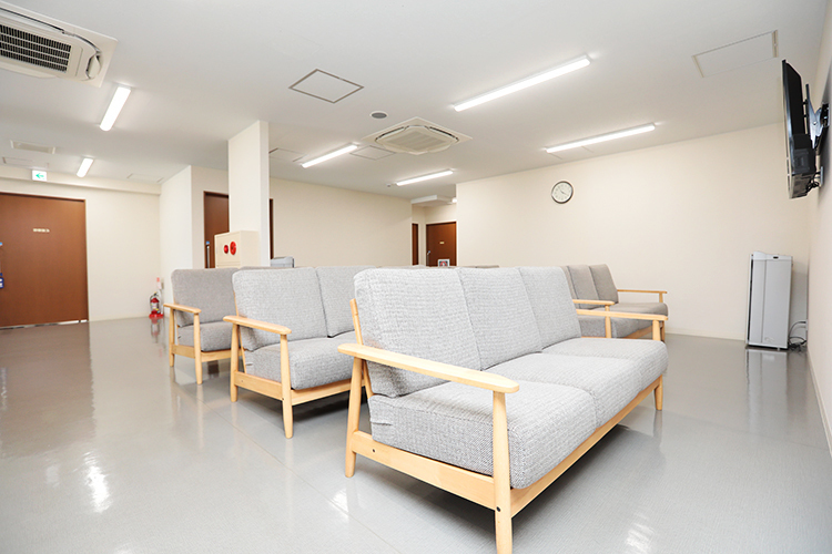 染矢クリニック 枚方市 診察までの時間ゆっくり過ごせるよう広々とした待合室も完備