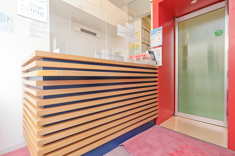 たまきクリニック 目黒区 受付ではスタッフが明るくこまやかに対応する