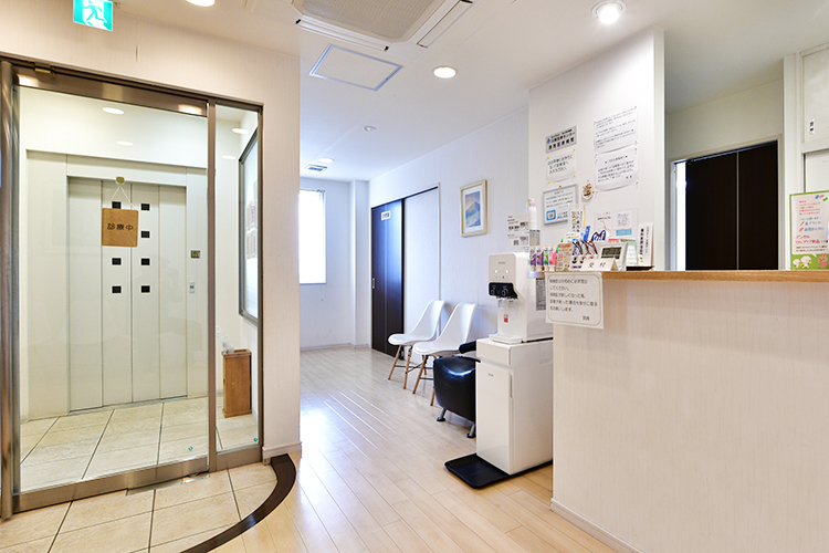 いとう歯科医院 武蔵村山市 白を基調とした清潔感のある受付