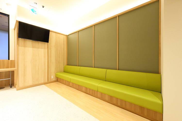 横浜綱島フォレスト内科・循環器クリニック 横浜市港北区 温かみのある洗練された雰囲気の院内