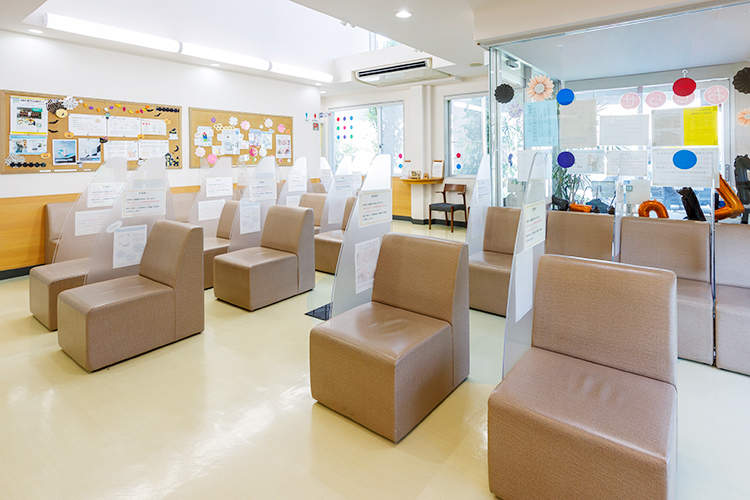 みずたに皮フ科 丸亀市 隣に座る患者との距離が適度に守られた待合室