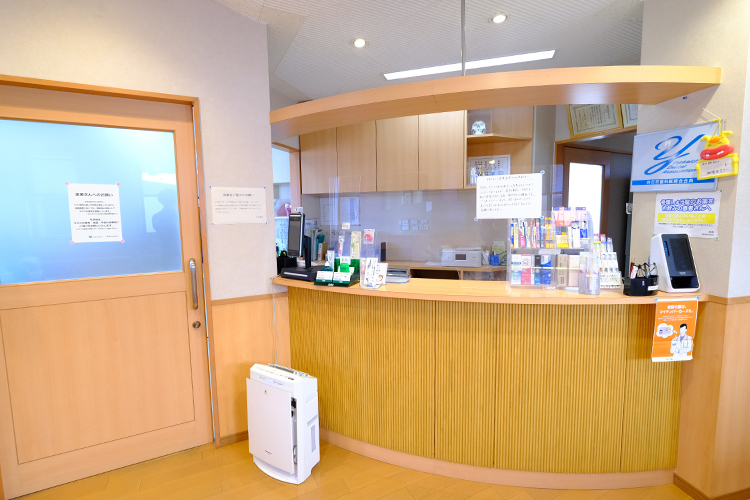 市川歯科 四日市市 きれいな受付で温かいスタッフが迎えてくれる