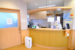 市川歯科 四日市市 きれいな受付で温かいスタッフが迎えてくれる