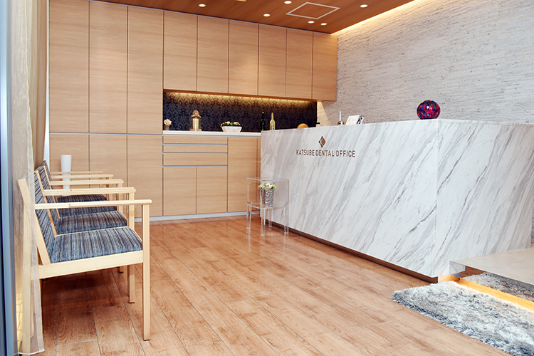 淀屋橋勝部歯科 大阪市中央区 季節を感じられる置物やリースが飾られている