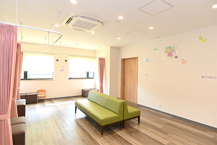 出町柳こどもクリニック 京都市上京区 感染症対策として待合室はカーテンで仕切りができる仕様