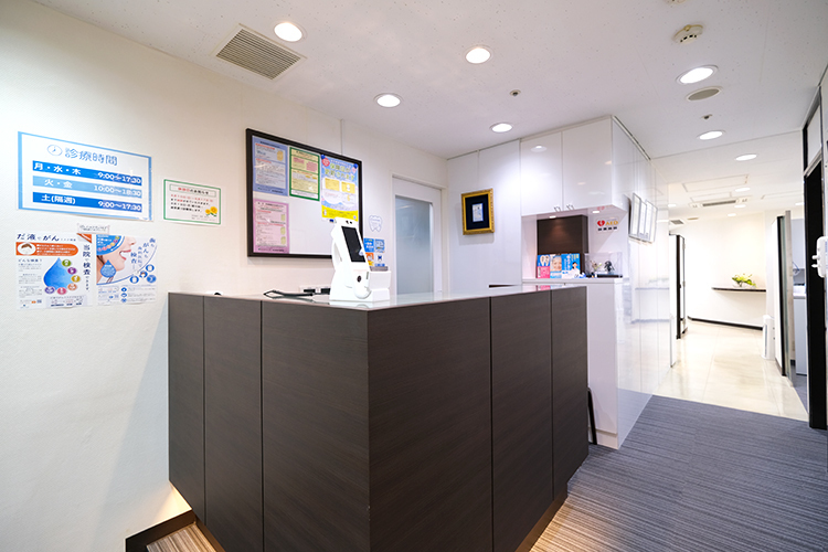長坂歯科 港区 白を基調とした、清潔感が漂う明るい受付
