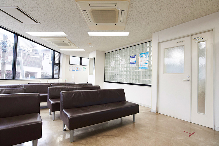 浅井耳鼻咽喉科医院 横浜市港南区 明るくアットホームな雰囲気の待合室