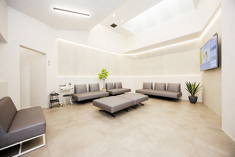 13あさいクリニック 西尾市 広く開放感がある待合スペース