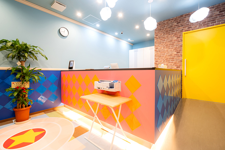 まんだいfamily歯科 岸和田市 レトロゲームの世界観が広がるポップな雰囲気