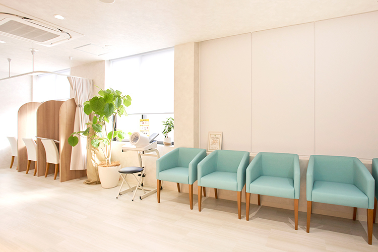 鶴橋駅前よしかわ内科 大阪市天王寺区 ミント色の椅子が印象的な待合室
