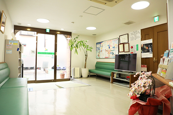 かもいクリニック 尼崎市 落ち着いた雰囲気の待合室
