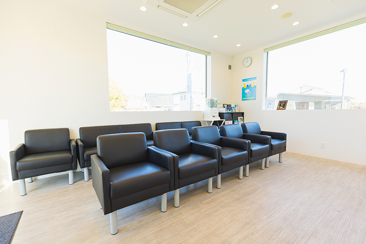 まつのき歯科間々田クリニック 小山市 日の光が差し込み、明るく開放感のある待合室
