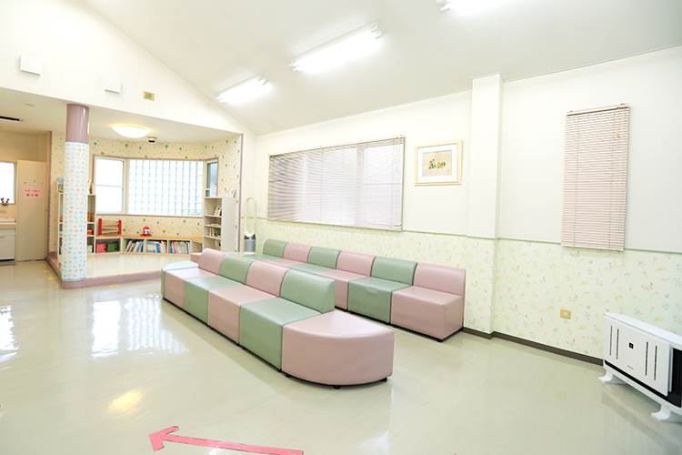 永覚Kidsクリニック 豊田市 院内は広々としており、子どものケガ対策も万全だ