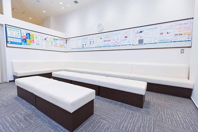 アイクリニック南町田 町田市 院内は落ち着いた雰囲気で、リラックスして待つことができる