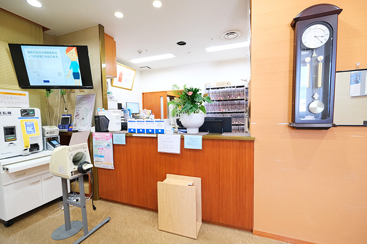 さかいペインクリニック 柏原市 優しい受付が出迎える