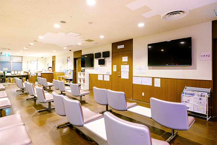 広尾整形外科 渋谷区 受付ではスタッフが笑顔で迎えてくれる