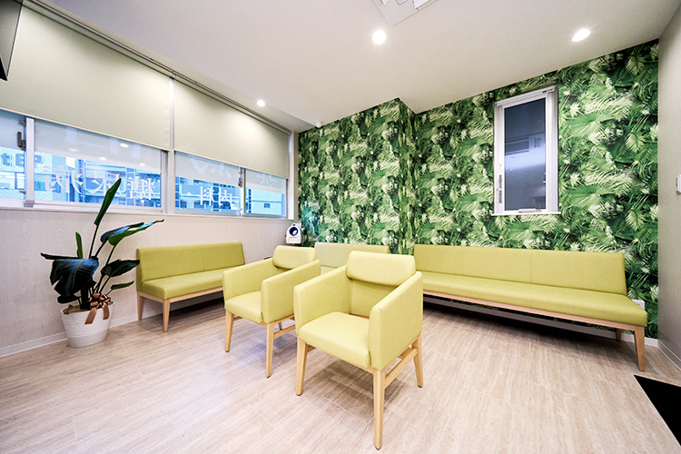 鷺沼駅前内科クリニック 川崎市宮前区 鮮やかな色調の院内