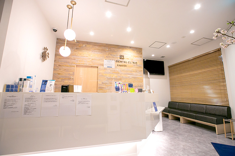 春日THREE歯科・矯正歯科 春日市 清潔感のある待合室