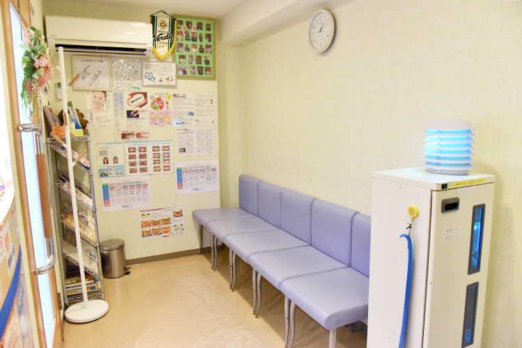 村田歯科クリニック 世田谷区 優しい色使いの待合室でリラックス