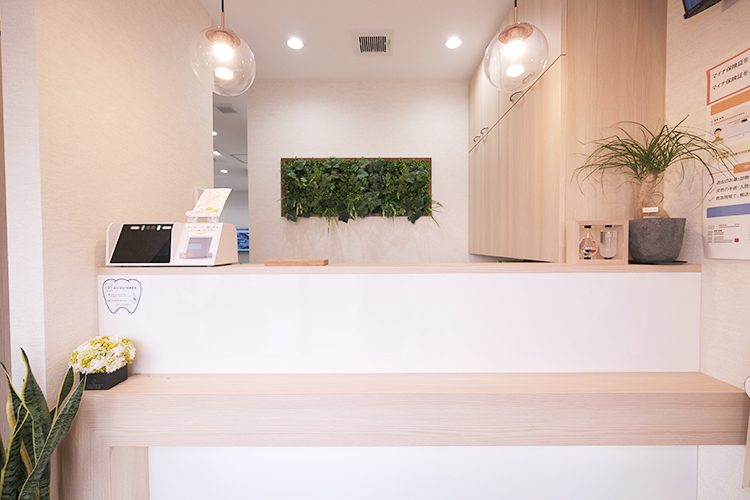 グリーンデンタル福島 大阪市福島区 暖色系の照明と木目を基調とした温かく親しみやすい雰囲気
