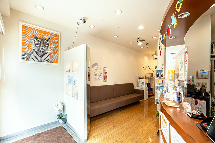 ほがらかデンタルクリニック 福岡市東区 落ちついて待つことができる待合室