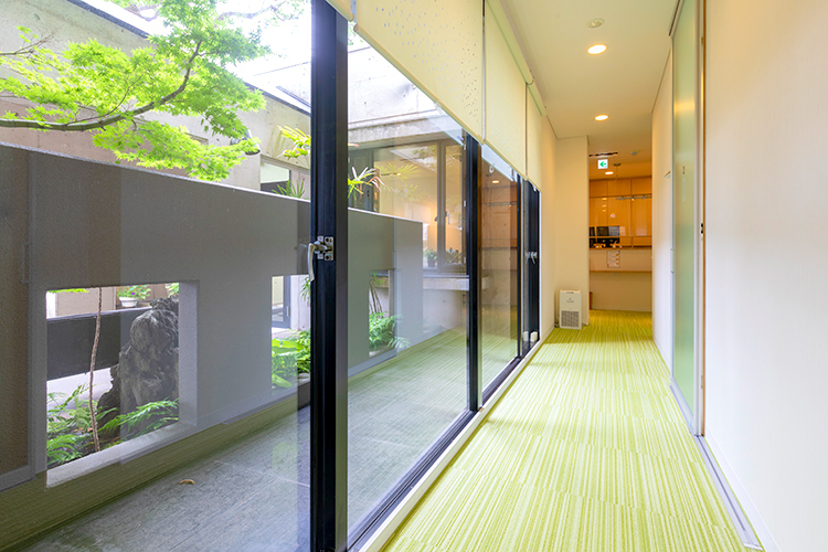 小西歯科医院 高松市 まるで森の中にいるような渡り廊下