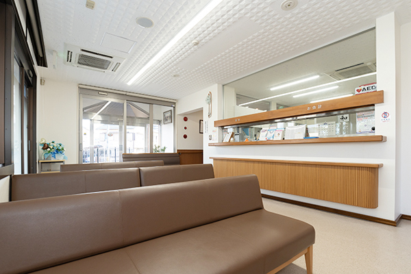 熊谷医院 土岐市 大きな窓から日光の差し込む温かな雰囲気の待合室