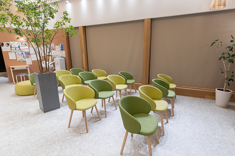 メドックにしふじクリニック 春日井市 やわらかい色味を基調としたデザインの落ち着いた待合室